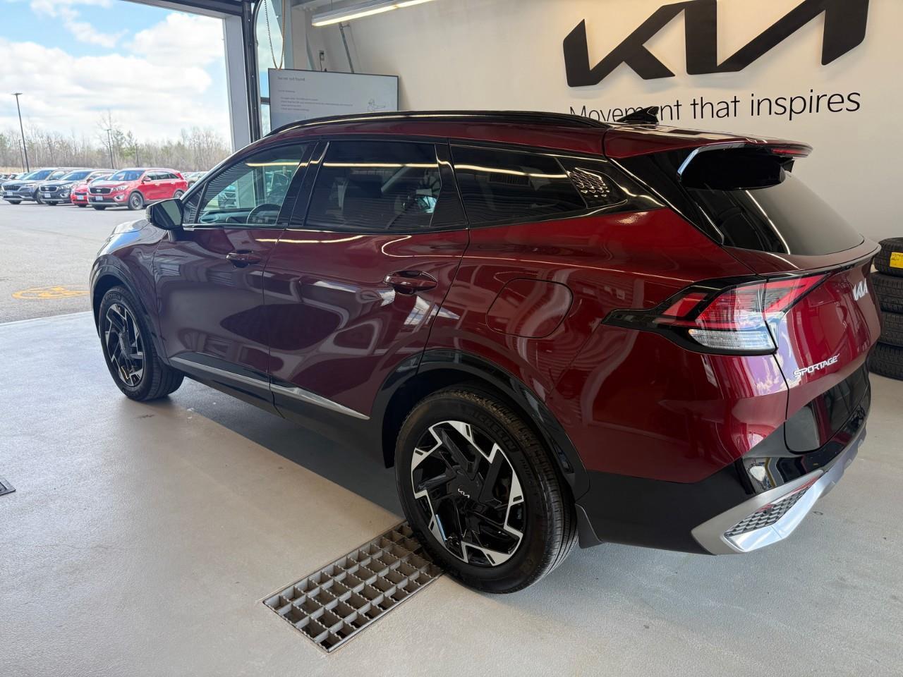 2023 Kia Sportage EX Premium w/Black Interior 4dr All-Wheel Drive Photo4