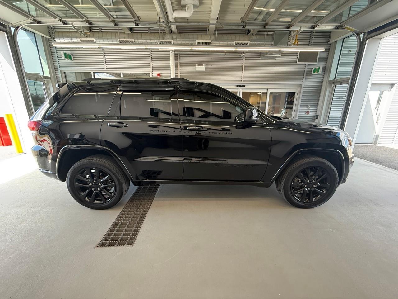 2021 Jeep Grand Cherokee Laredo 4dr 4x4 Photo3