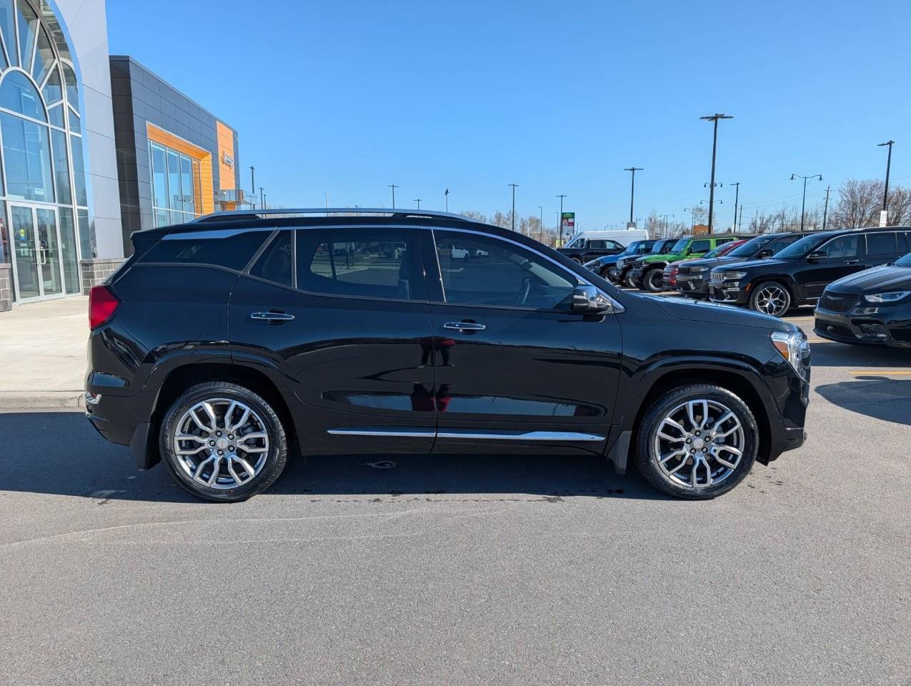 2024 GMC Terrain Denali ONE OWNER/ NO ACCIDENTS Photo2