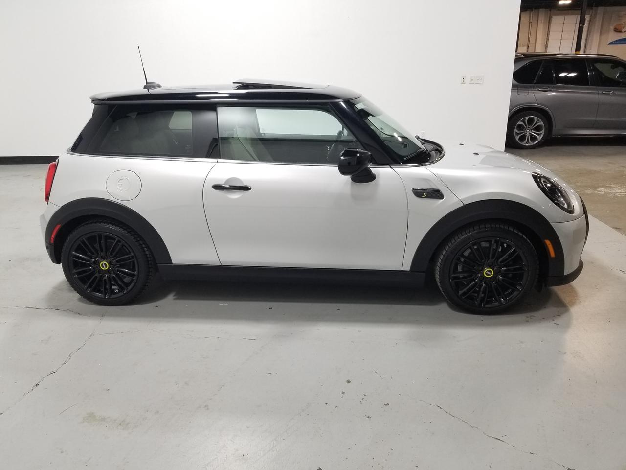 2023 MINI SE 3 Door Cooper Front-Wheel Drive Hatchback Photo