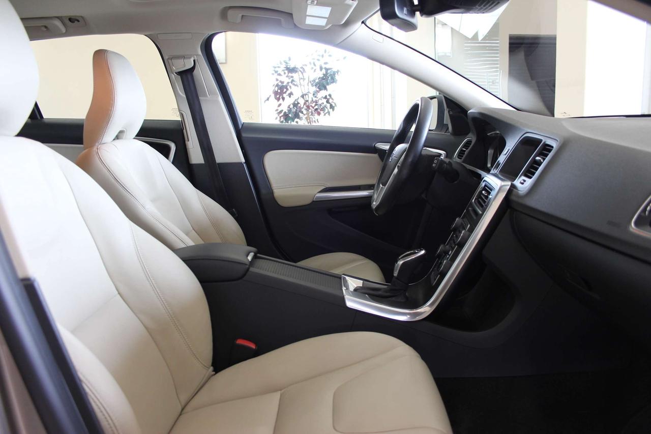 2015 Volvo V60 AWD T5 Premier Plus Photo