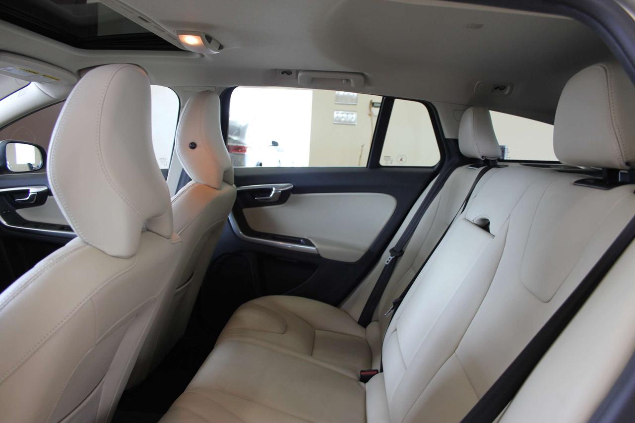 2015 Volvo V60 AWD T5 Premier Plus Photo