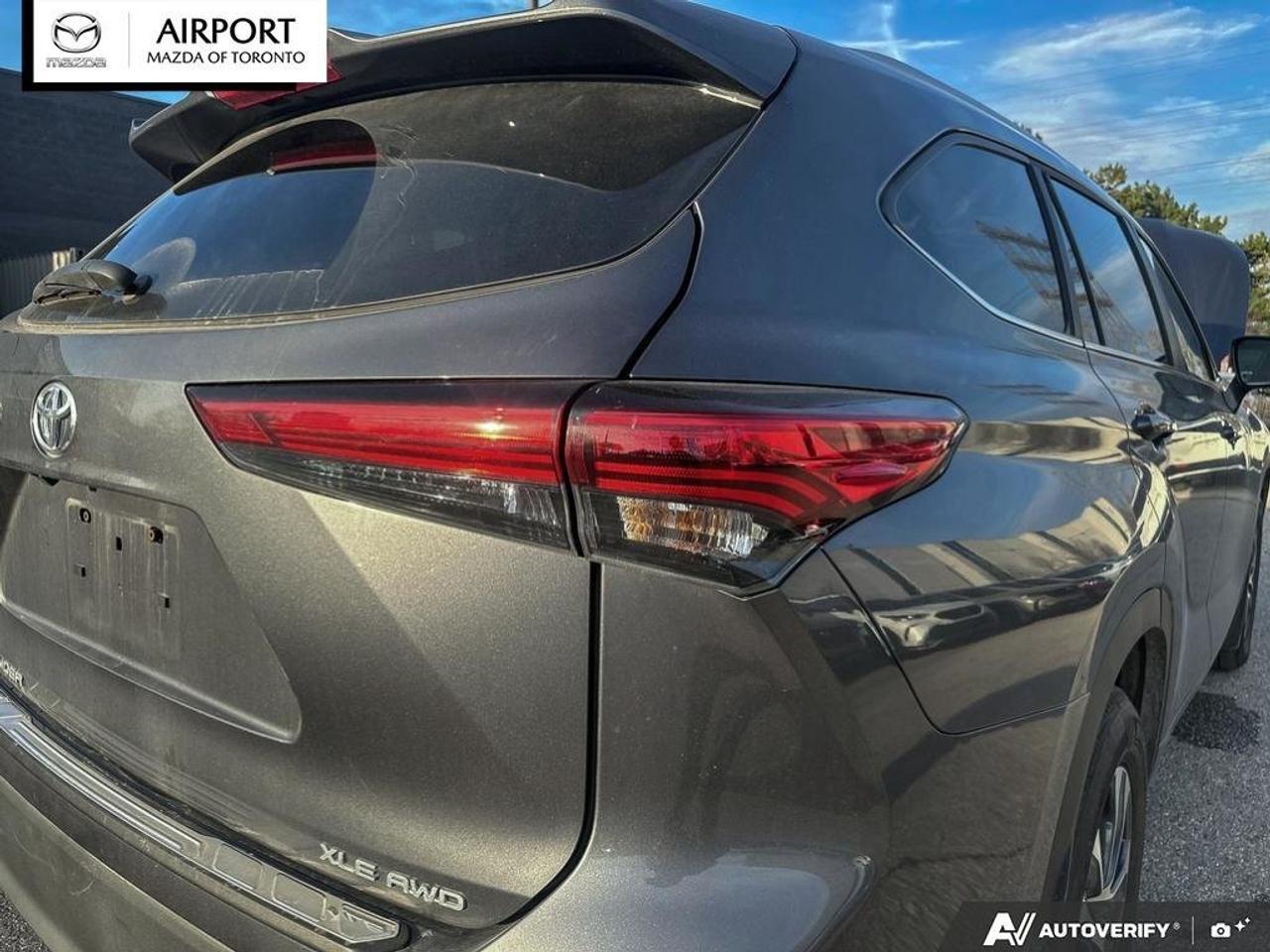 2023 Toyota Highlander XLE 1Owner Low KM No accident  Finance Discount $1 Photo