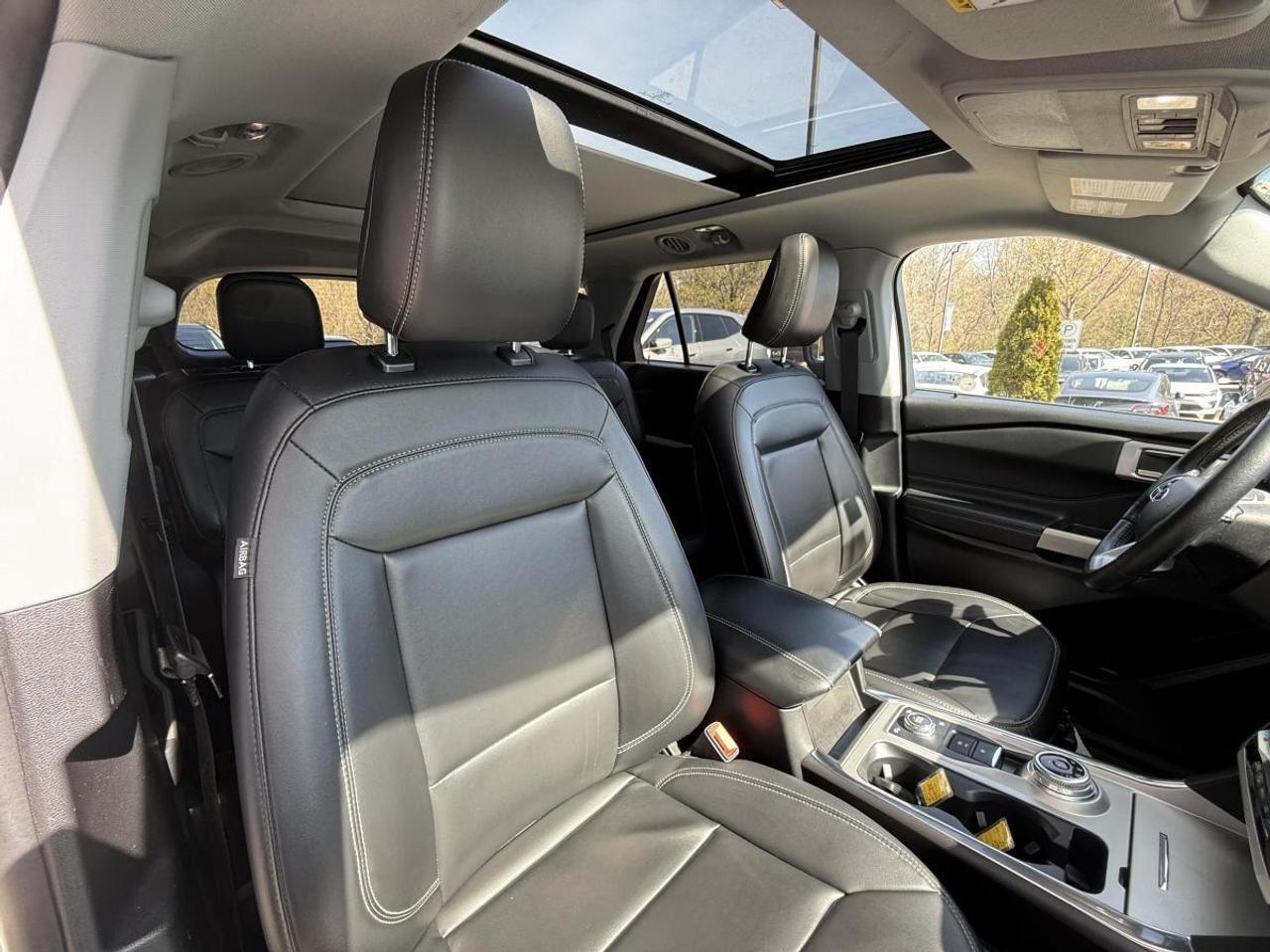 2022 Ford Explorer XLT 4WD Photo