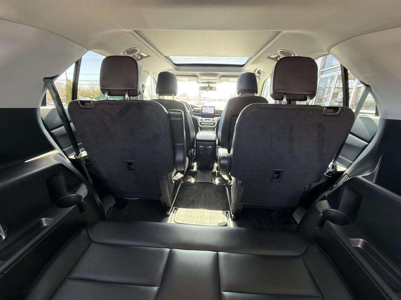 2022 Ford Explorer XLT 4WD Photo