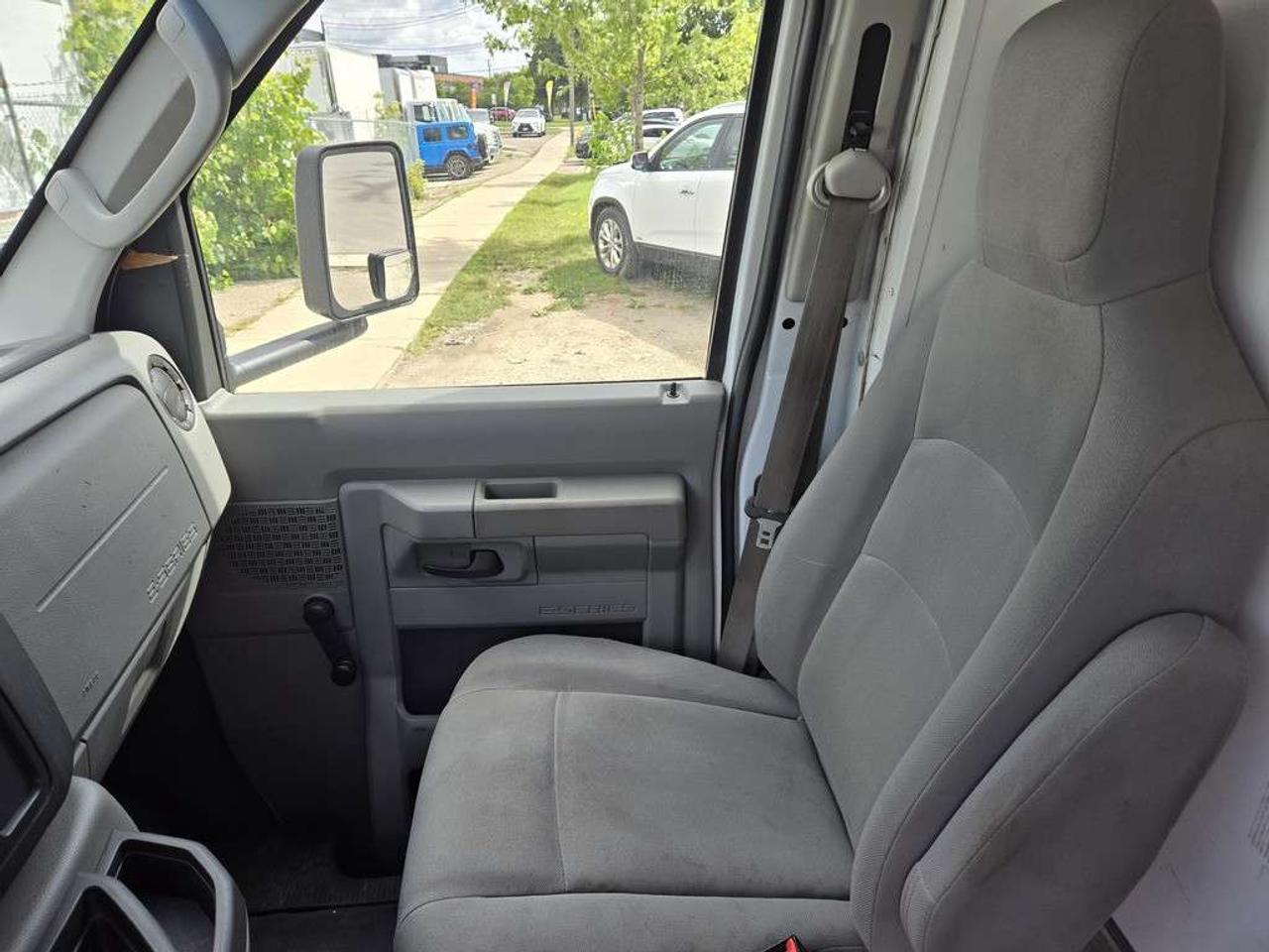 2016 Ford Econoline 18Ft Box - Ramp - V8 Gasoline - - 16CB-C27513 - -None Photo