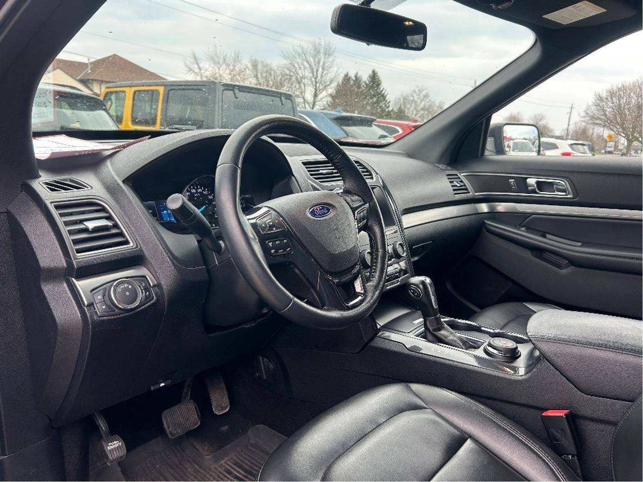 2019 Ford Explorer XLT, 4X4, HEATED LEATHER, REMOTE START! Photo