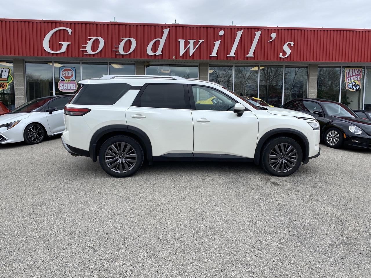 2022 Nissan Pathfinder SL, AWD, LEATHER, MOONROOF, REMOTE START! Photo