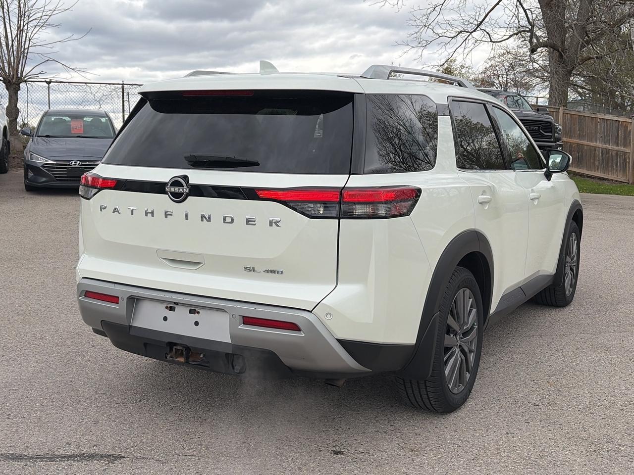 2022 Nissan Pathfinder SL, AWD, LEATHER, MOONROOF, REMOTE START! Photo