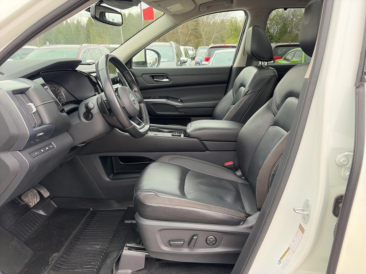 2022 Nissan Pathfinder SL, AWD, LEATHER, MOONROOF, REMOTE START! Photo