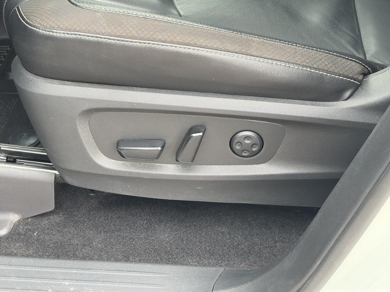 2022 Nissan Pathfinder SL, AWD, LEATHER, MOONROOF, REMOTE START! Photo