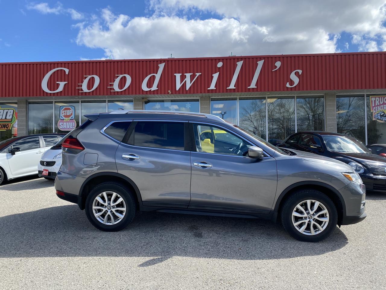 2017 Nissan Rogue SV, AWD, CLEAN CARFAX, HEATED CLOTH SEATS! Photo