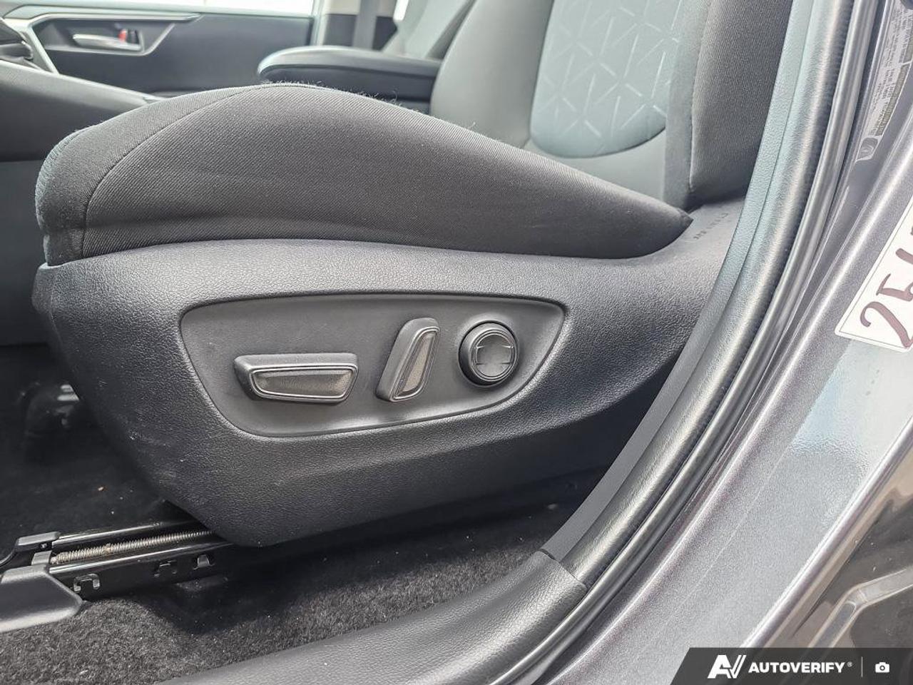2025 Toyota RAV4 XLE AWD | Apple Car Play | Android Auto | Photo