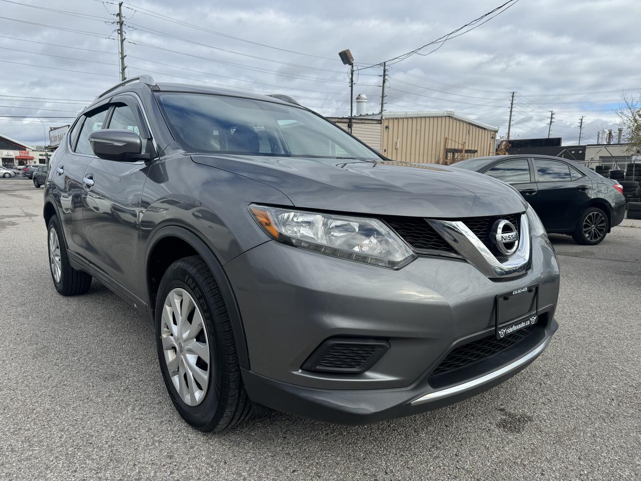 2014 Nissan Rogue SV Photo2
