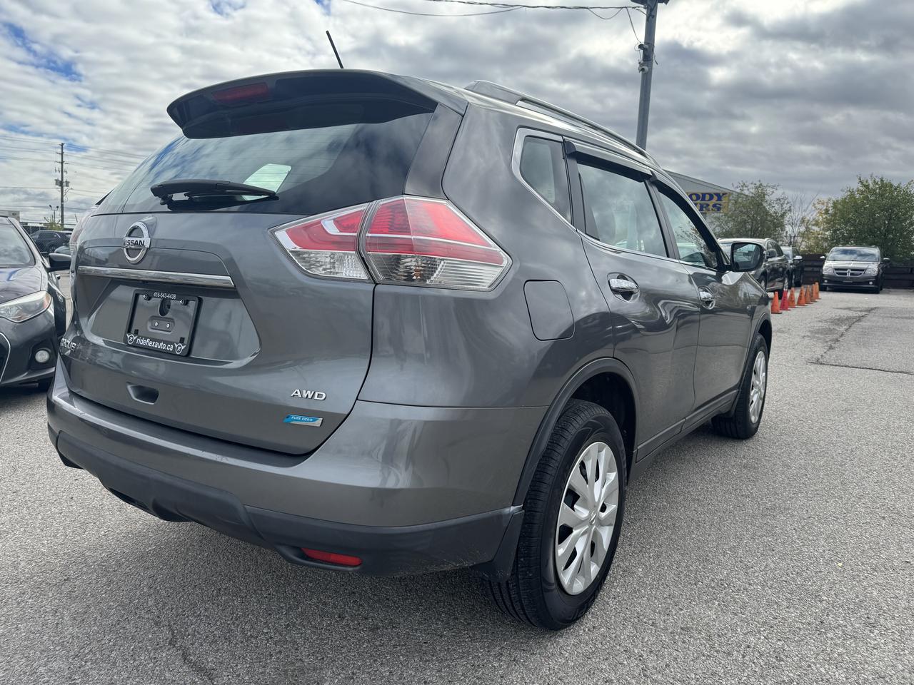 2014 Nissan Rogue SV Photo4