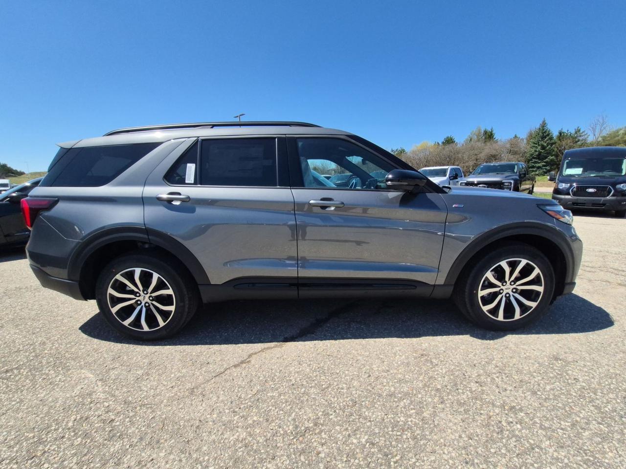 2026 Ford Explorer ST-Line 4WD Photo3