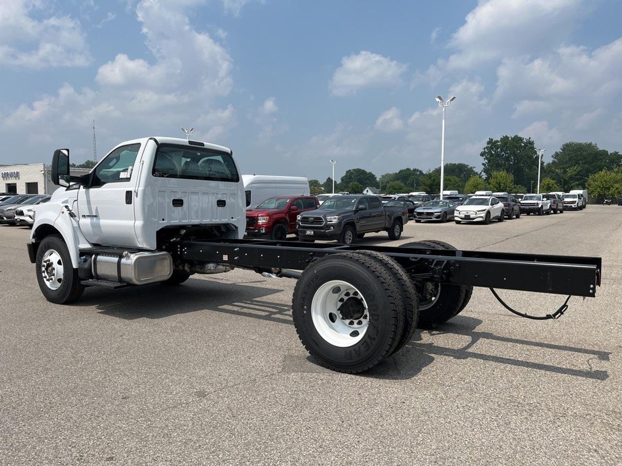 2026 Ford Super Duty F-650 Straight Frame Photo2