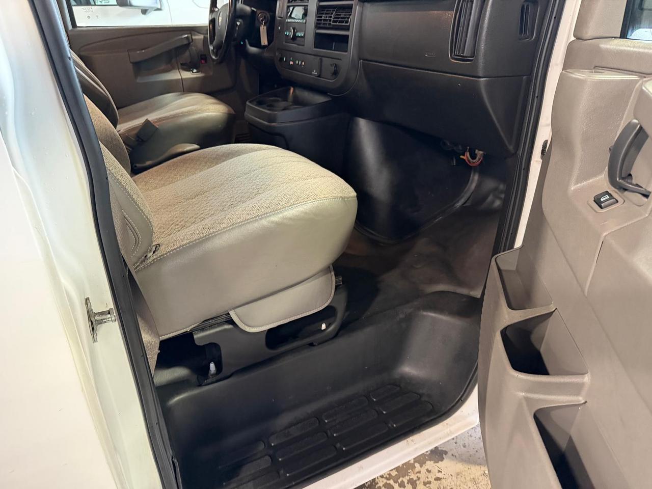 2021 Chevrolet Express Cargo Van AUTOMATIC | 6 CYL V6 Photo