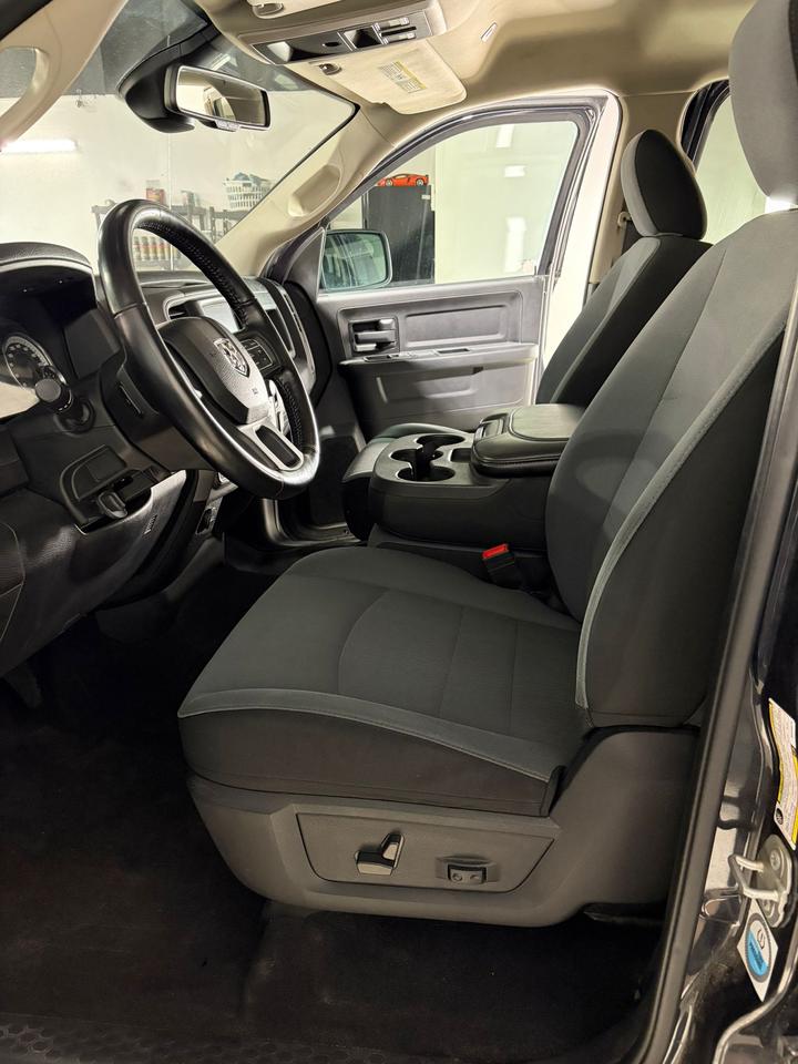 2021 RAM 1500 Classic EXPRESS Photo