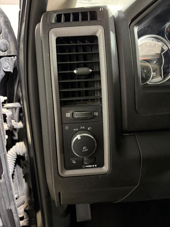 2021 RAM 1500 Classic EXPRESS Photo