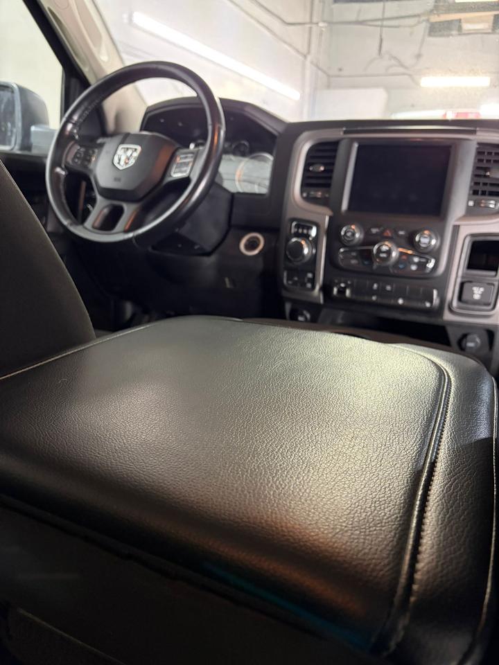 2021 RAM 1500 Classic EXPRESS Photo3