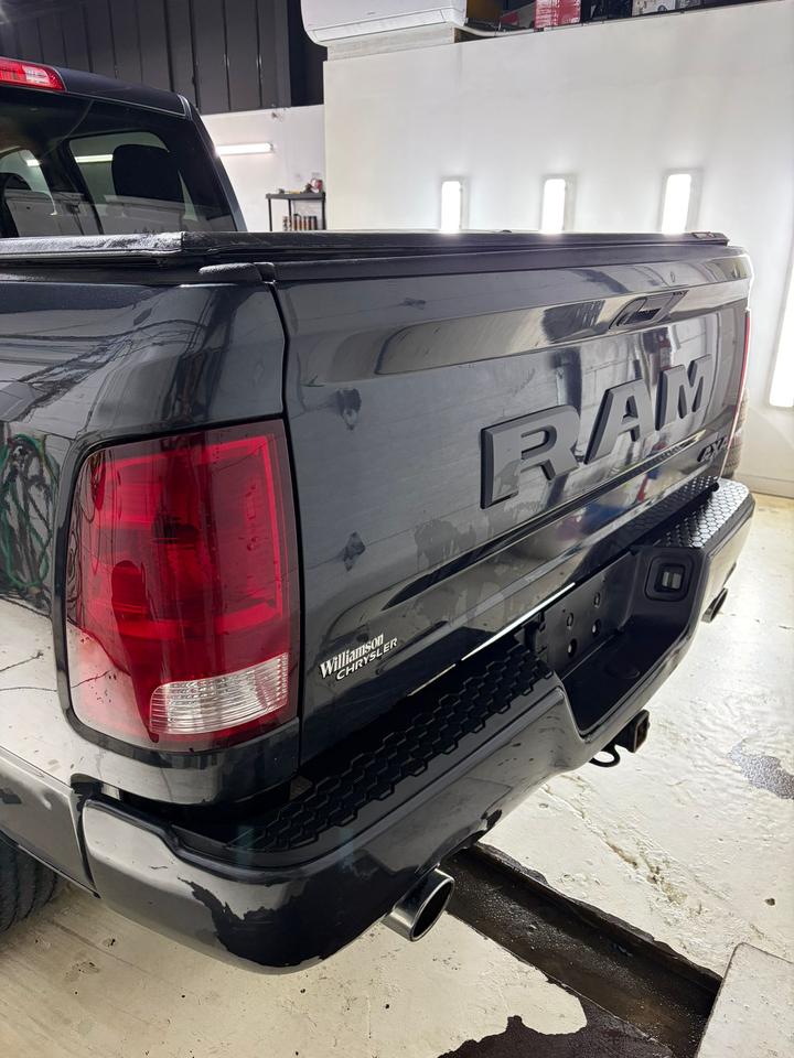 2021 RAM 1500 Classic EXPRESS Photo2