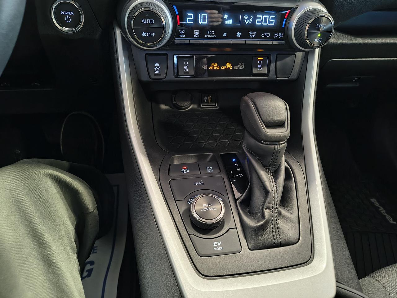 2023 Toyota RAV4 Hybrid XLE Photo0