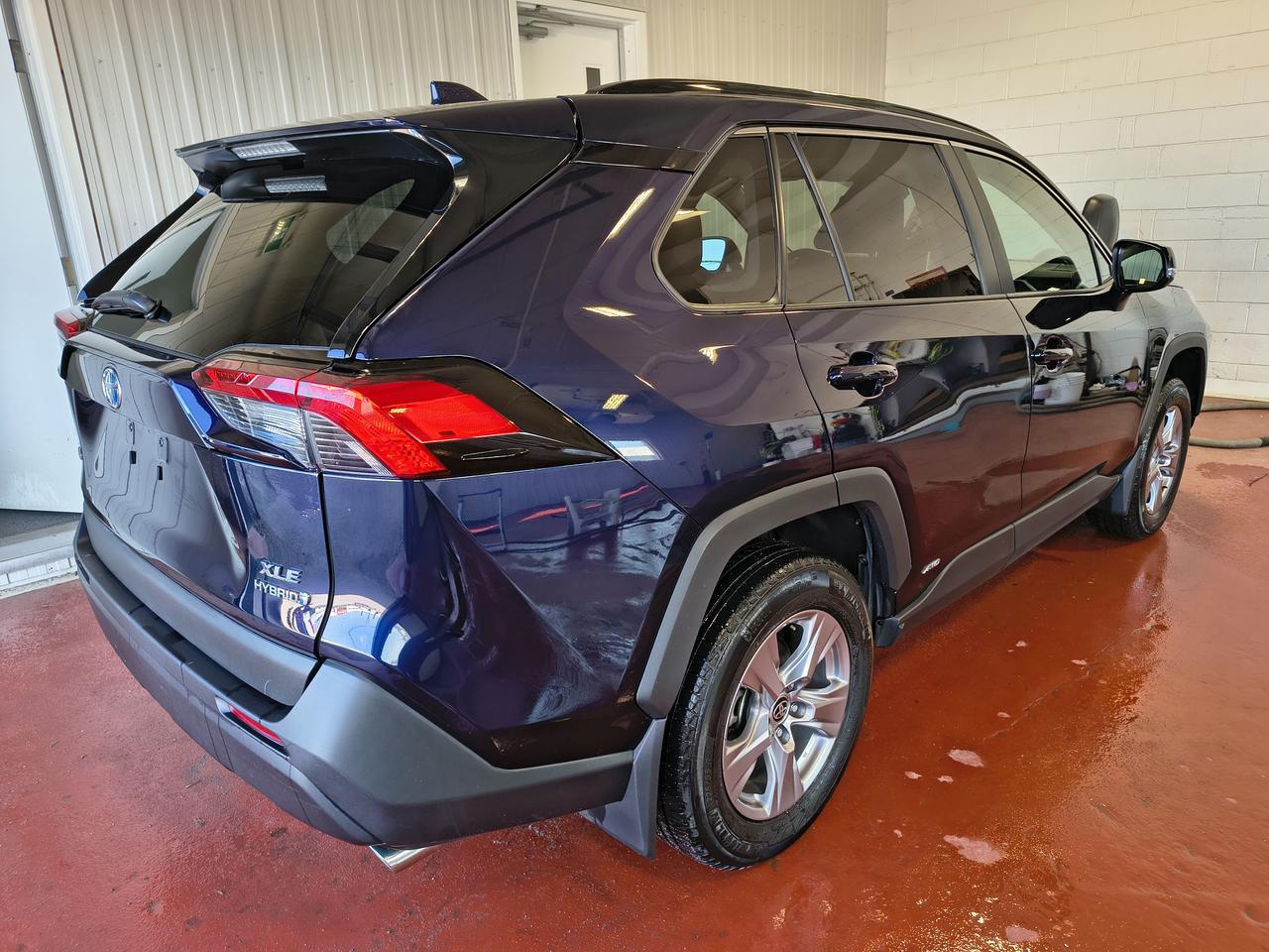 2023 Toyota RAV4 Hybrid XLE Photo0