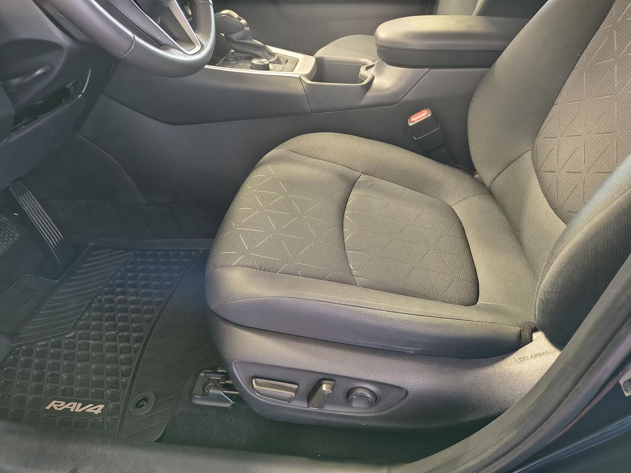 2023 Toyota RAV4 Hybrid XLE Photo0