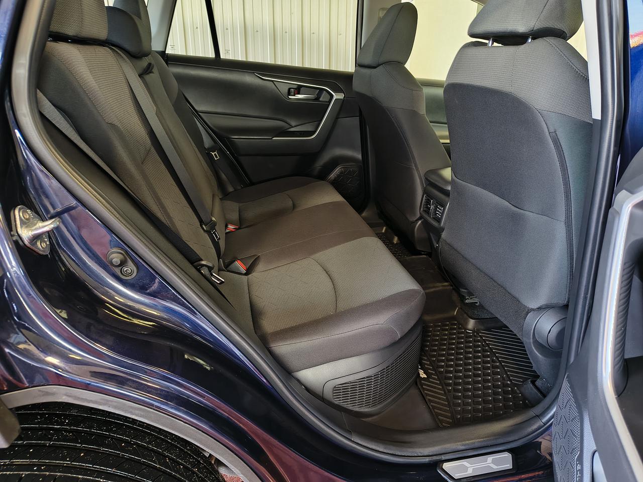 2023 Toyota RAV4 Hybrid XLE Photo0