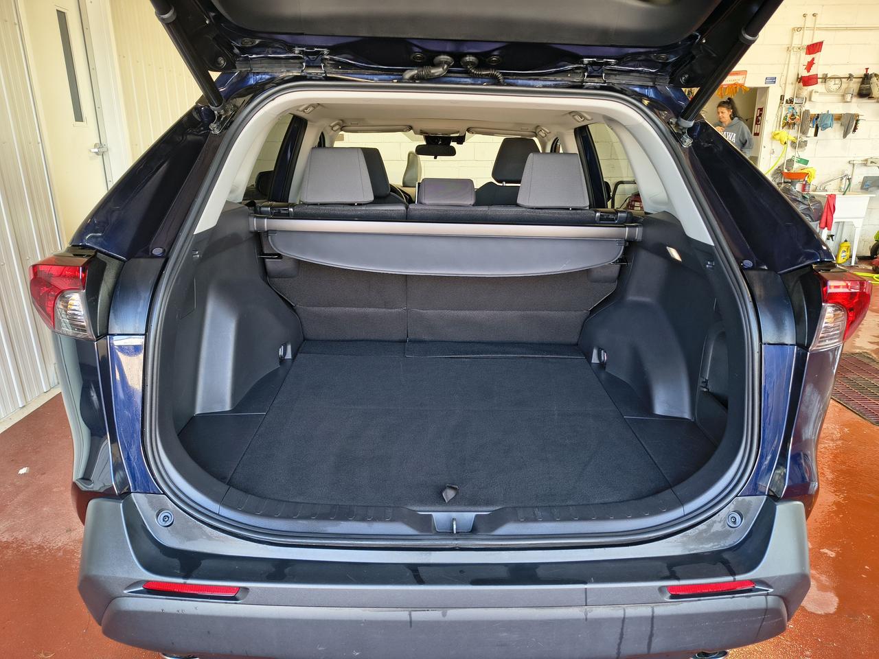 2023 Toyota RAV4 Hybrid XLE Photo0