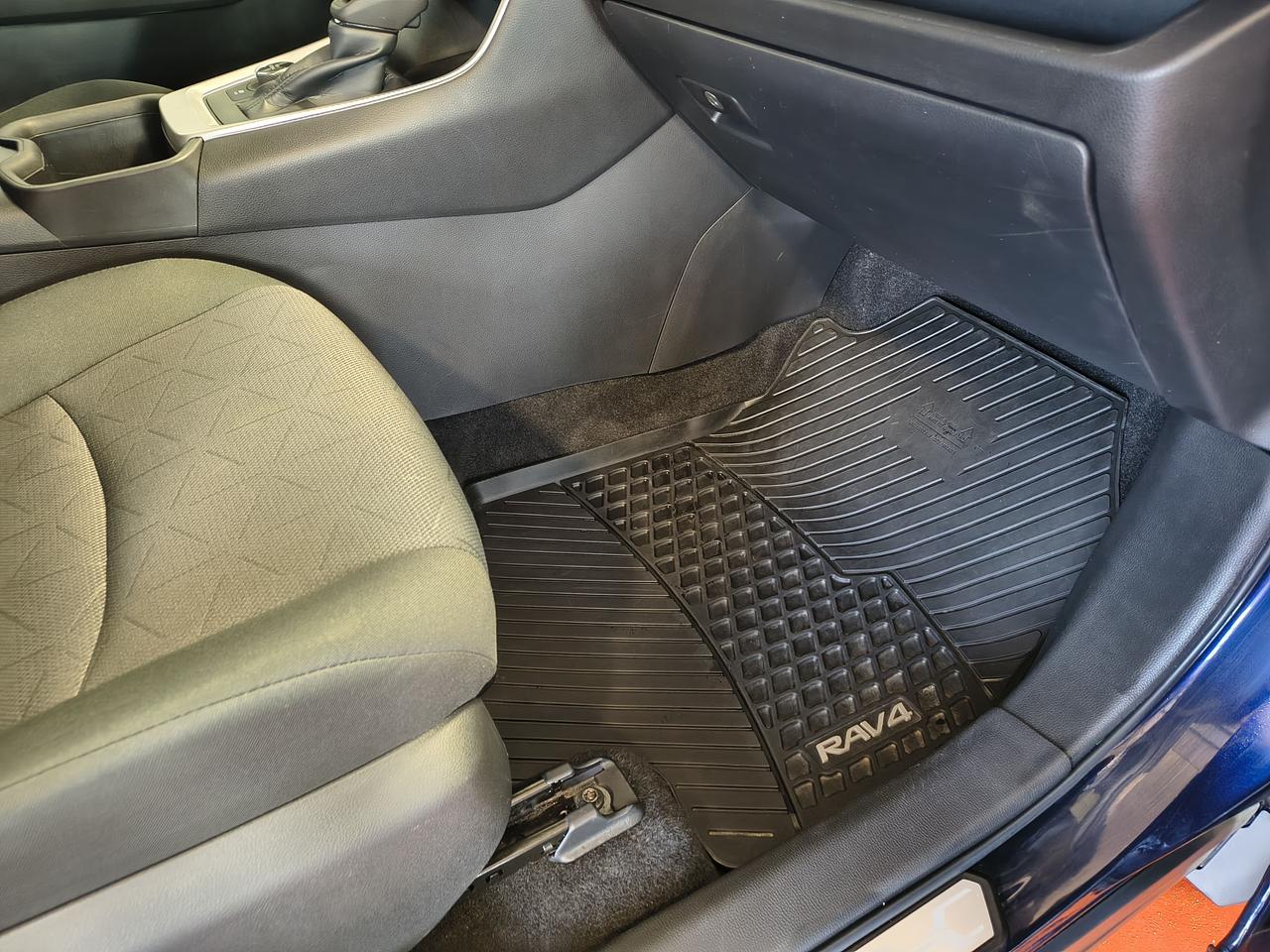 2023 Toyota RAV4 Hybrid XLE Photo0