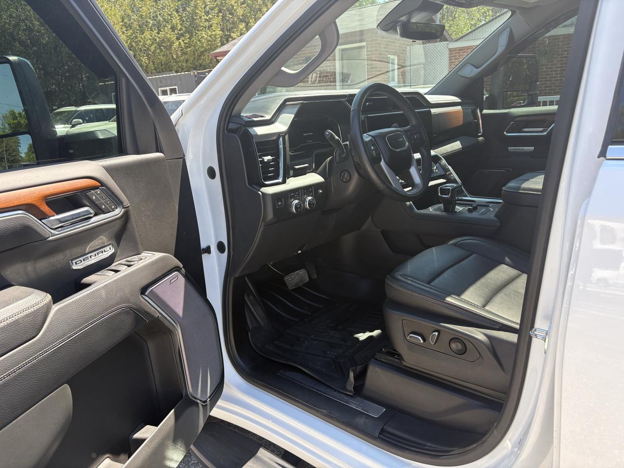 2023 GMC Sierra 1500 4WD Crew Cab 157" Denali Photo