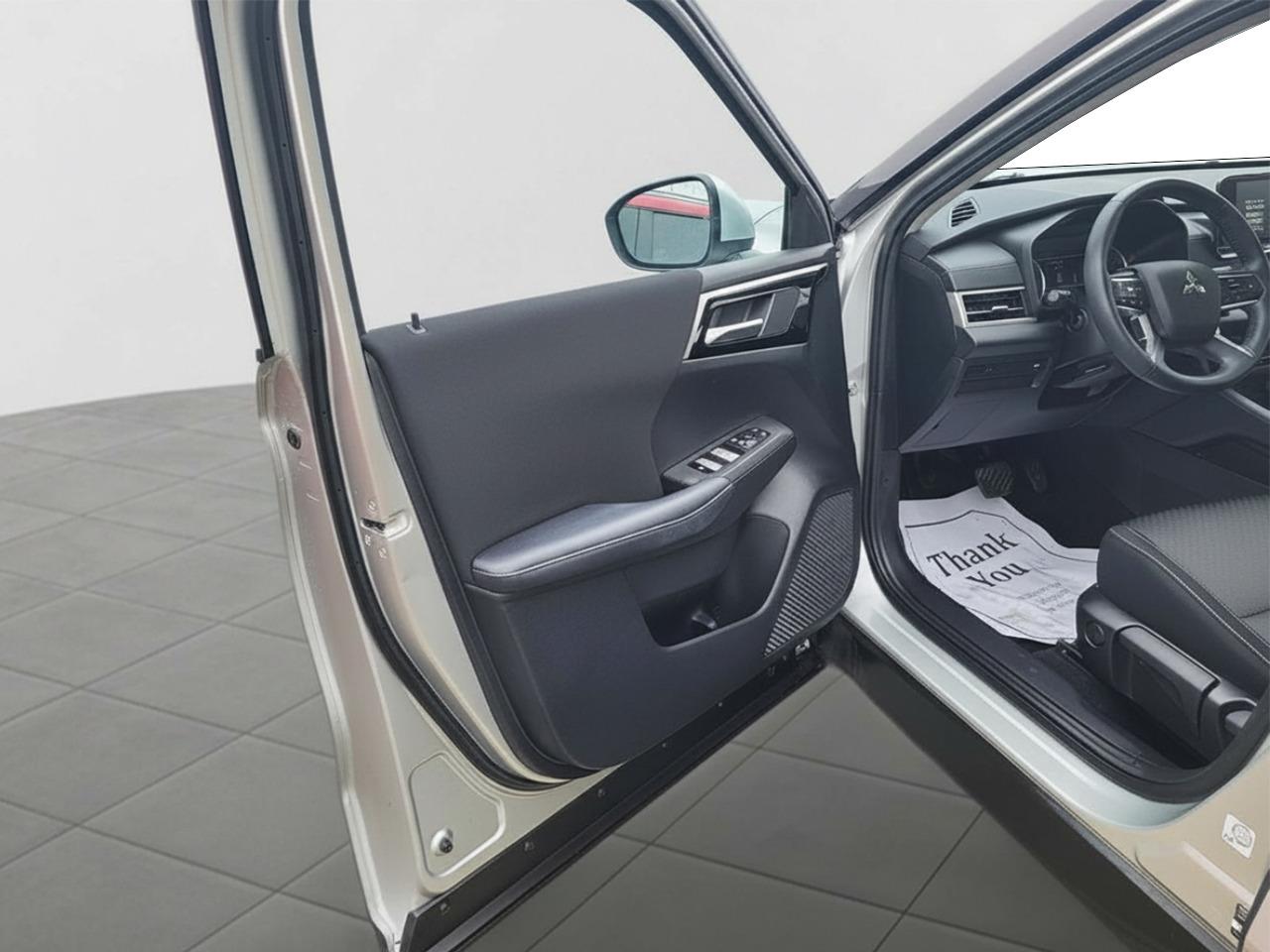 2024 Mitsubishi Outlander SE Photo