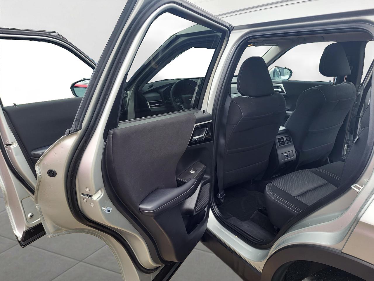 2024 Mitsubishi Outlander SE Photo