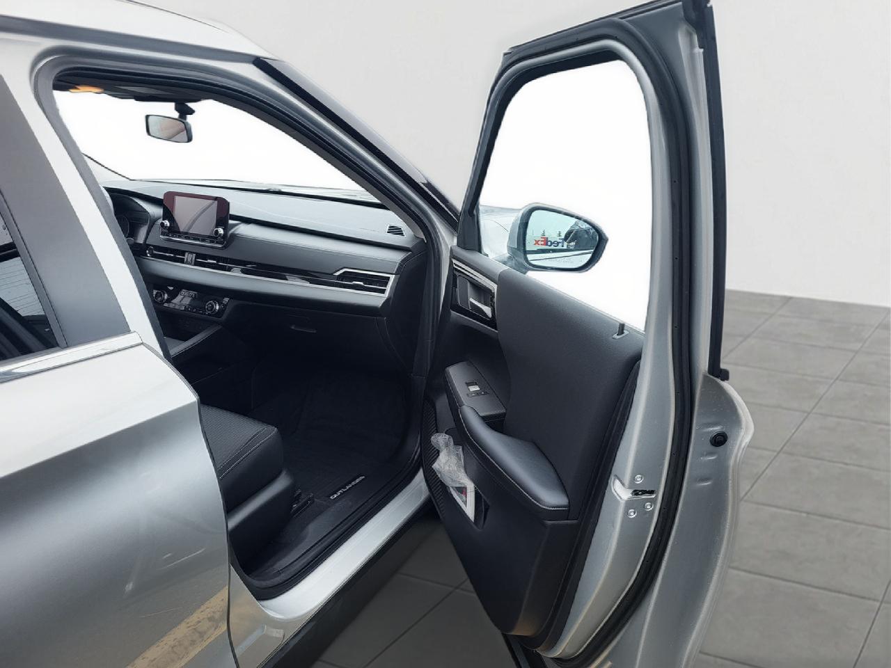 2024 Mitsubishi Outlander SE Photo