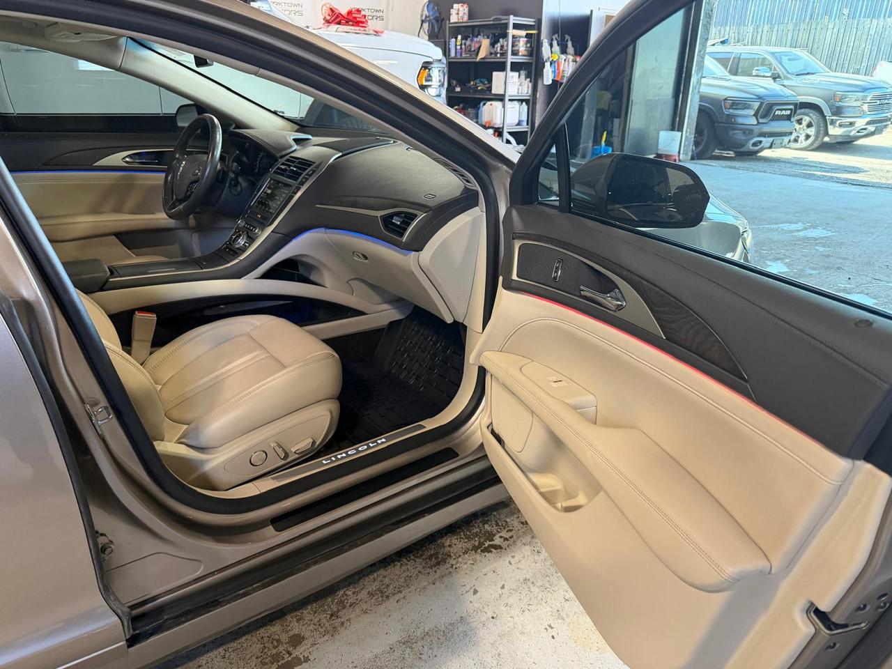 2018 Lincoln MKZ WOODTRIM | BACK UP CAM | SUNROOF | AWD | LEATHER Photo4