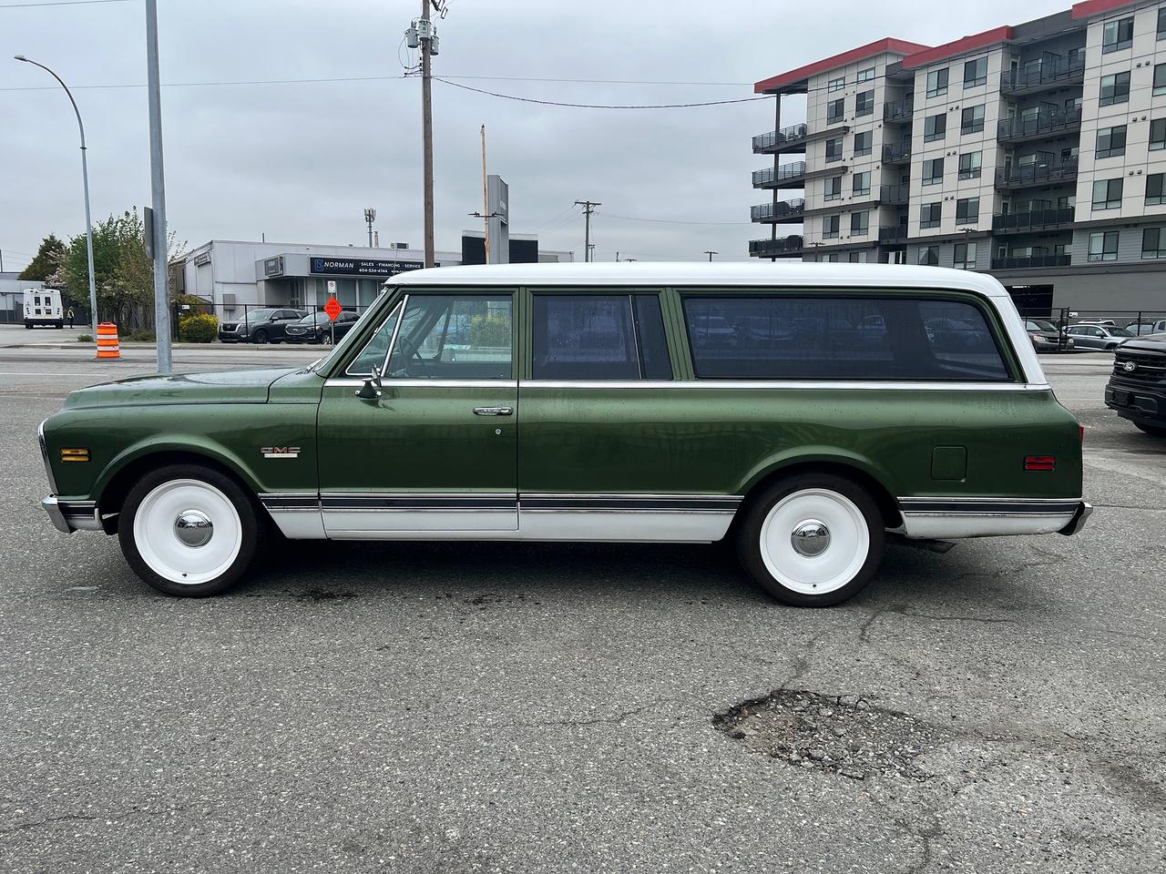 1971 GMC Suburban SUPER CUSTOM Photo