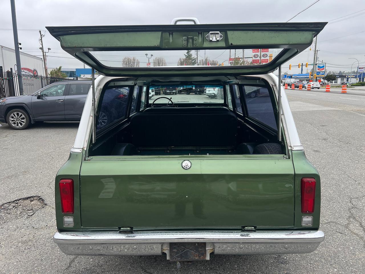 1971 GMC Suburban SUPER CUSTOM Photo