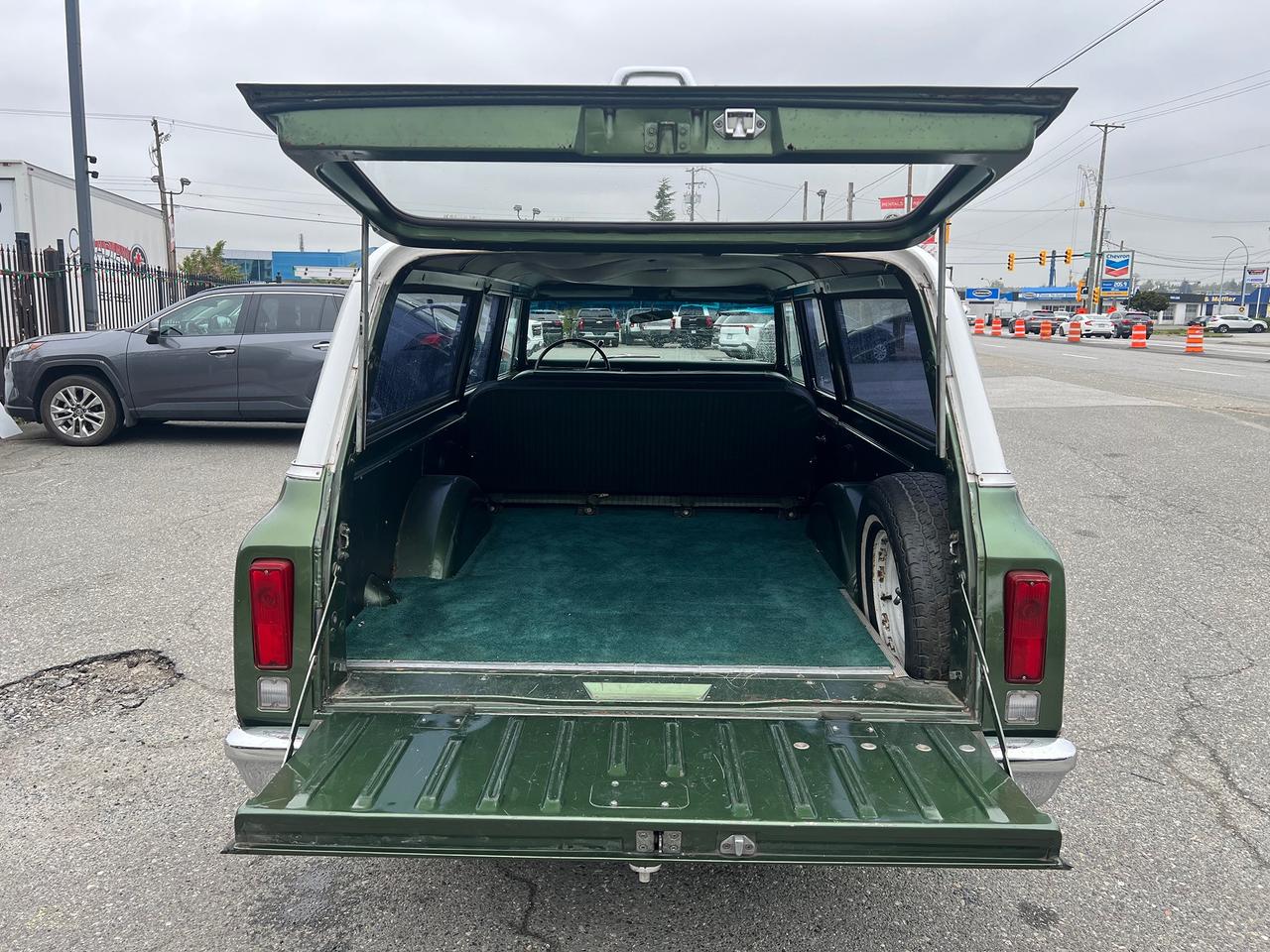1971 GMC Suburban SUPER CUSTOM Photo