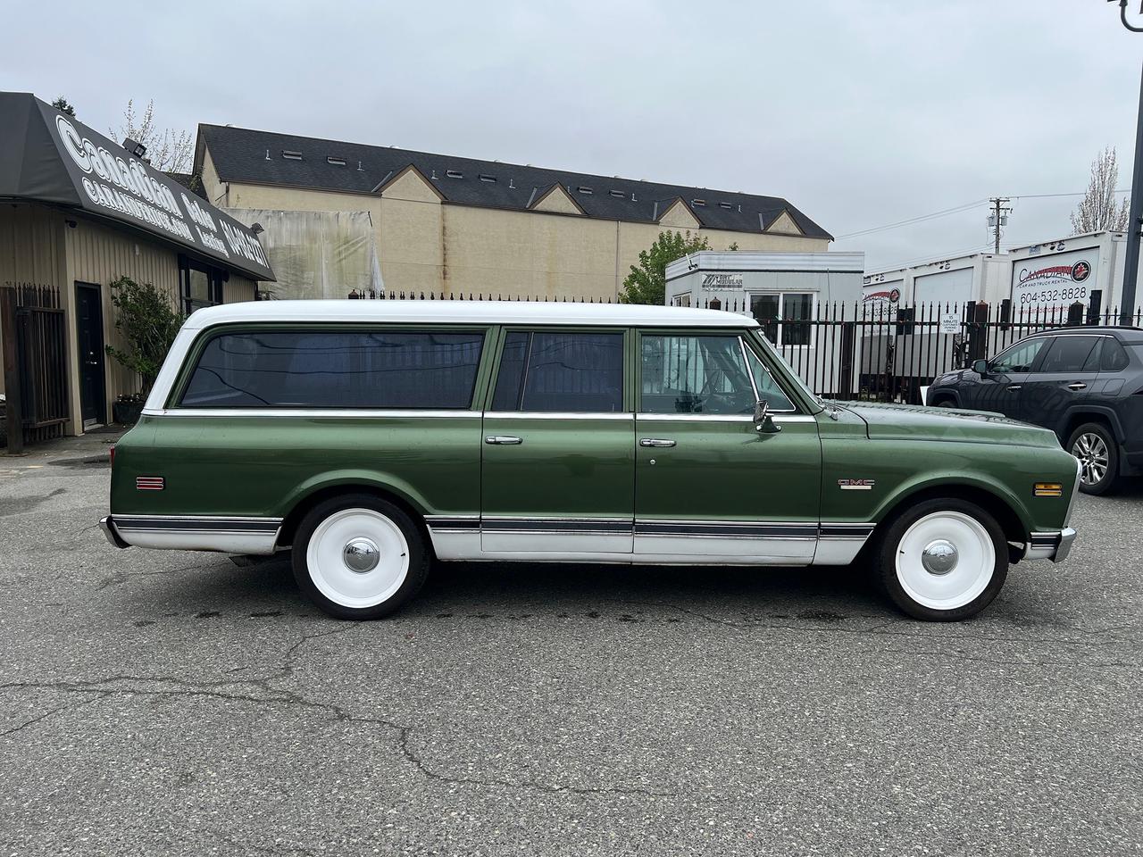 1971 GMC Suburban SUPER CUSTOM Photo