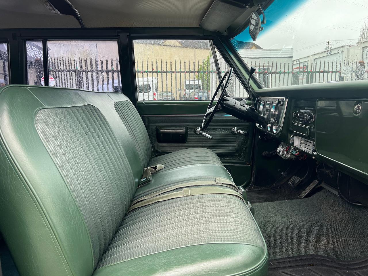 1971 GMC Suburban SUPER CUSTOM Photo