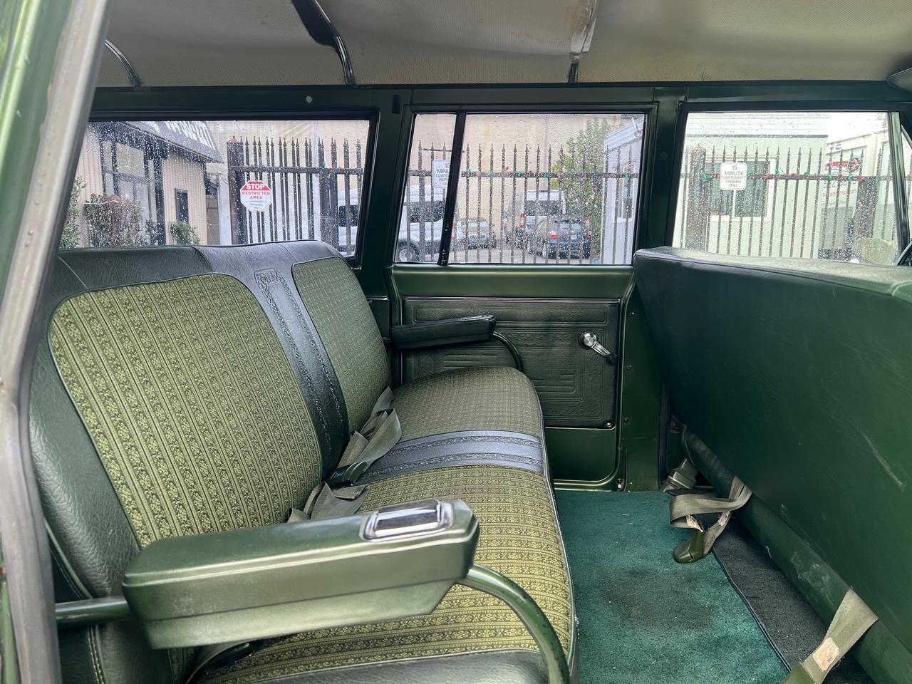 1971 GMC Suburban SUPER CUSTOM Photo