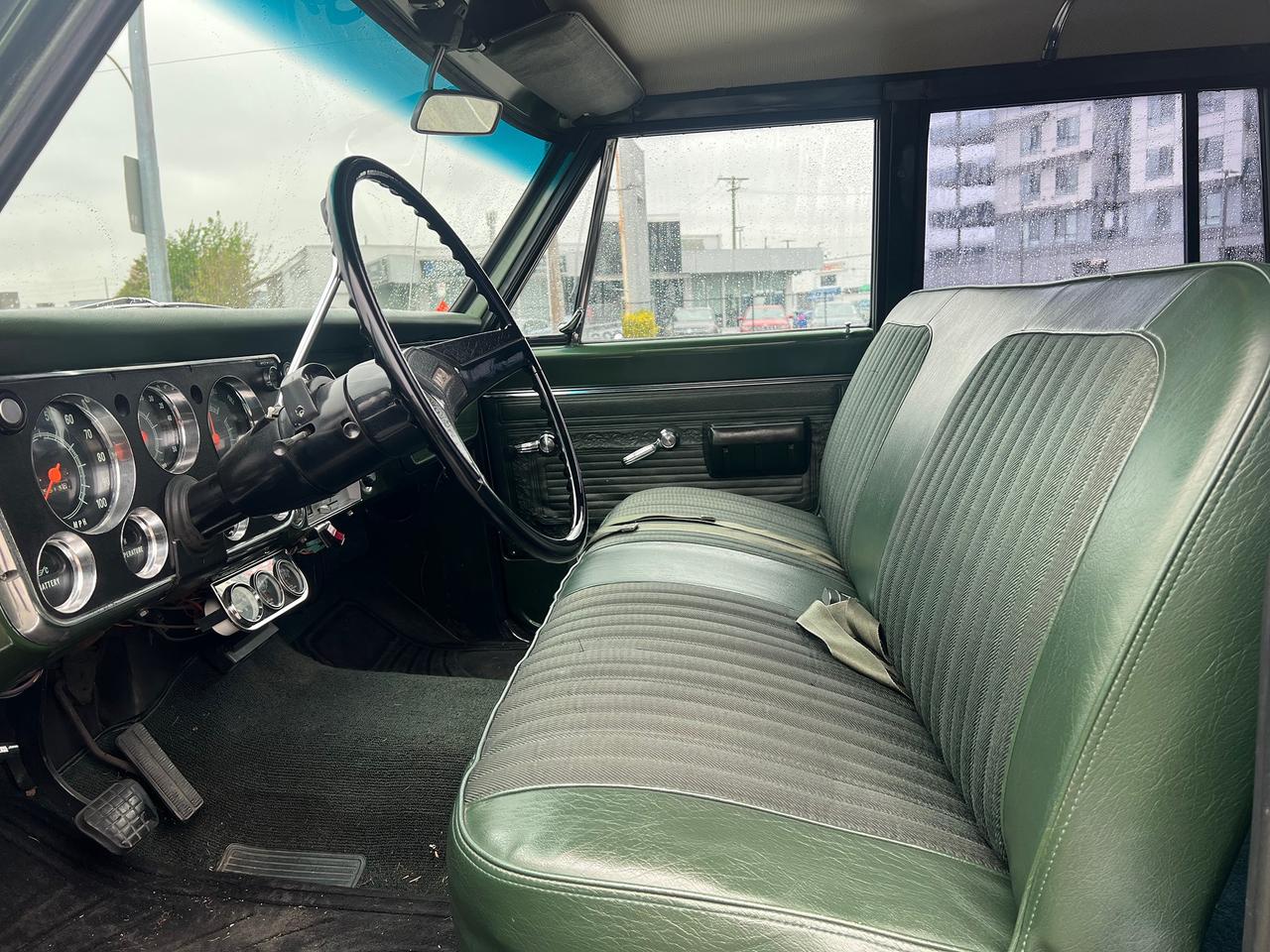 1971 GMC Suburban SUPER CUSTOM Photo