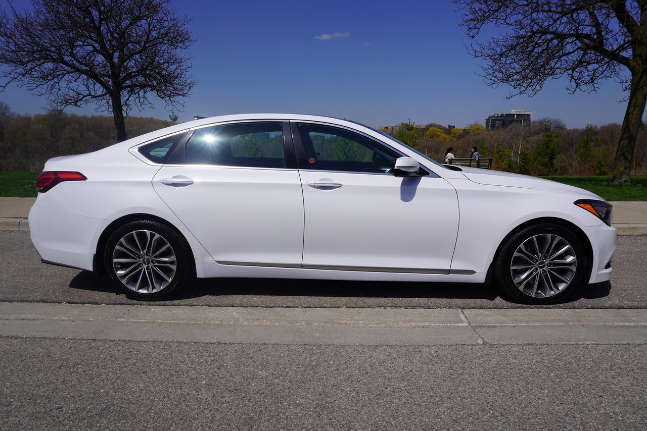 2015 Hyundai Genesis 3.8 / LUXURY / IMMACULATE / FULLY DEALER SERVICED Photo4