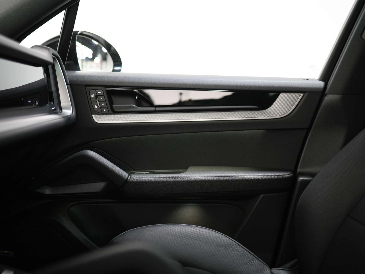 2024 Porsche Cayenne E-HYBRID | PREMIUM PLUS | 21 IN Photo