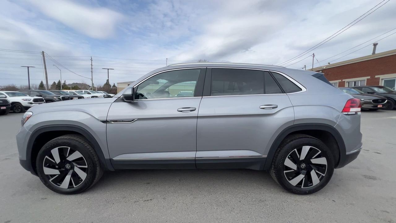 2024 Volkswagen Atlas Cross Sport HIGHLINE AWD | LOW KMS! | HTD LEATHER | PANO ROOF Photo4
