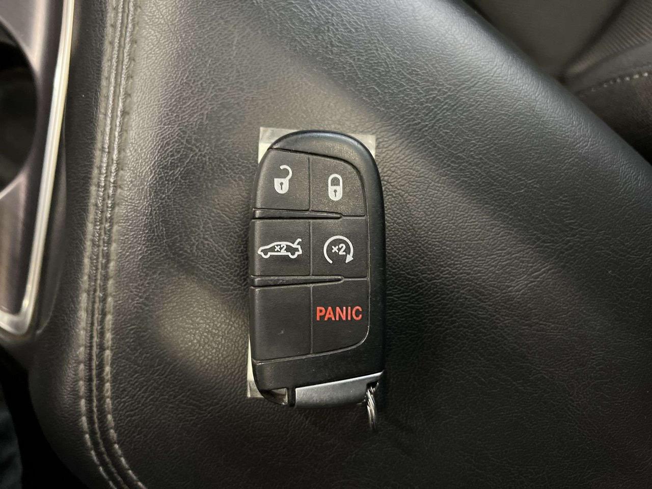 2015 Dodge Challenger SXT | 305HP V6 | HTD SEATS | REMOTE START | NAV Photo