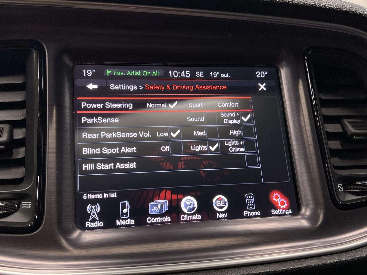 2015 Dodge Challenger SXT | 305HP V6 | HTD SEATS | REMOTE START | NAV Photo