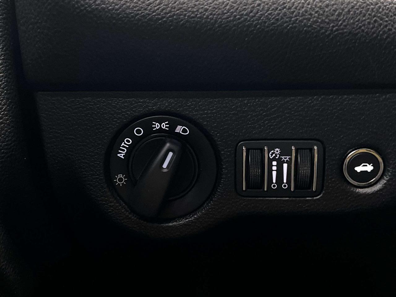 2015 Dodge Challenger SXT | 305HP V6 | HTD SEATS | REMOTE START | NAV Photo